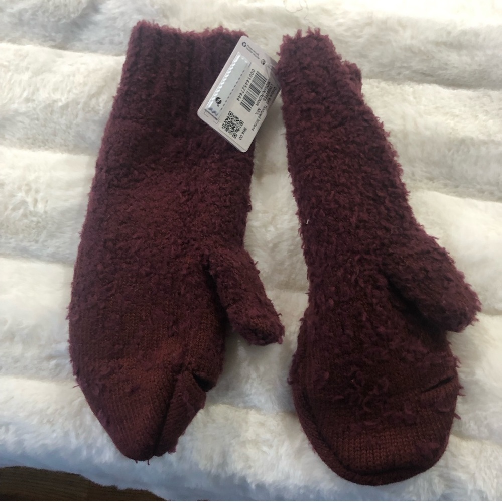 NWT $65 Lululemon Ombré Knit Textured Mittens Burgundy Sz M/L Super Warm!!